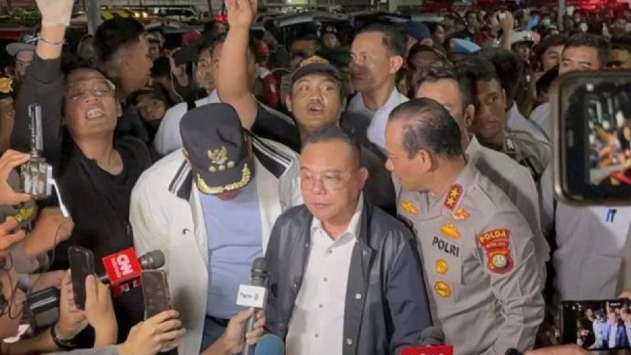 Sufmi Dasco Ahmad meninjau langsung evakuasi tabrakan kereta di Stasiun Bekasi Timur. (Foto: Antara)