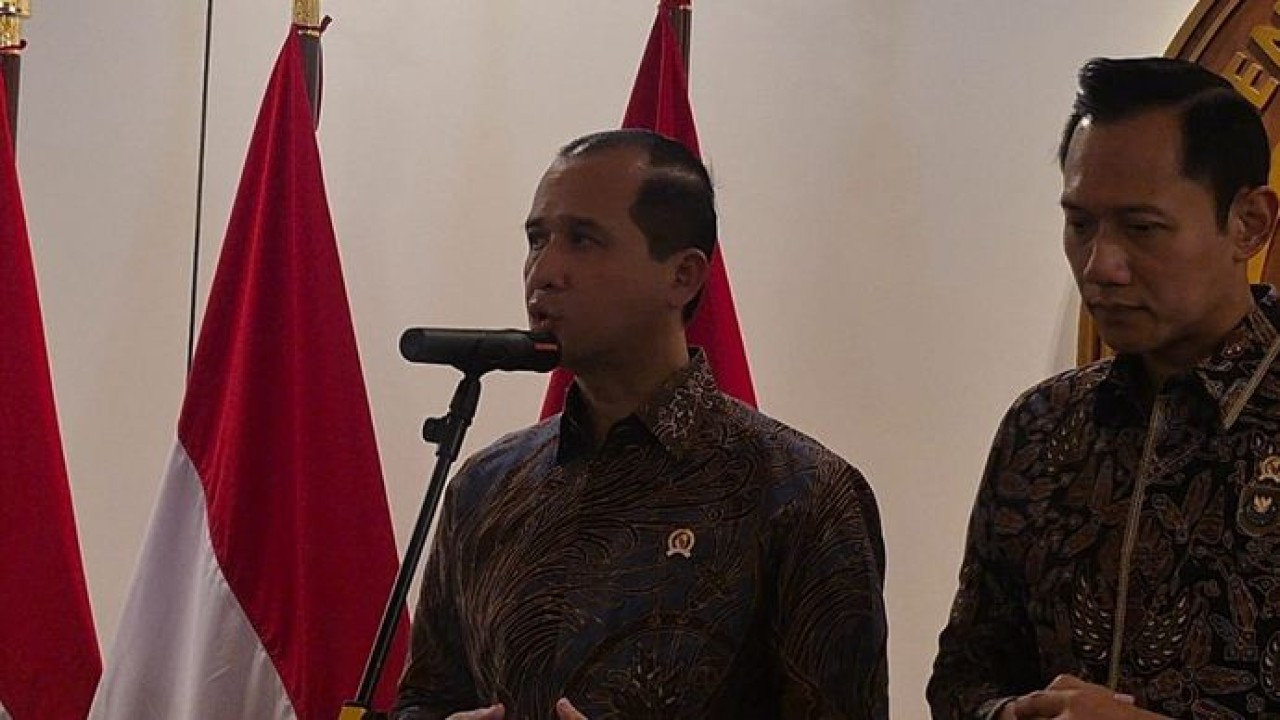 Menteri Transmigrasi (Mentrans) M. Iftitah Sulaiman Suryanagara menyampaikan bahwa pemerintah telah menyerahkan lebih dari 13 ribu Sertifikat Hak Milik (SHM) kepada masyarakat melalui program Trans Tuntas dalam kurun waktu 1,5 tahun. (Ntvnews.id-Muslimin Trisyuliono)