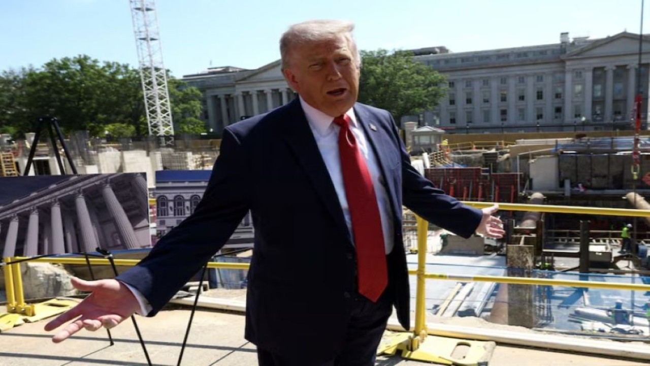 Presiden Amerika Serikat (AS) Donald Trump memberi isyarat di lokasi pembangunan ruang dansa Gedung Putih yang sedang berlangsung di Washington, DC, AS, 19 Mei 2026. (Foto: REUTERS/Kevin Lamarque)
