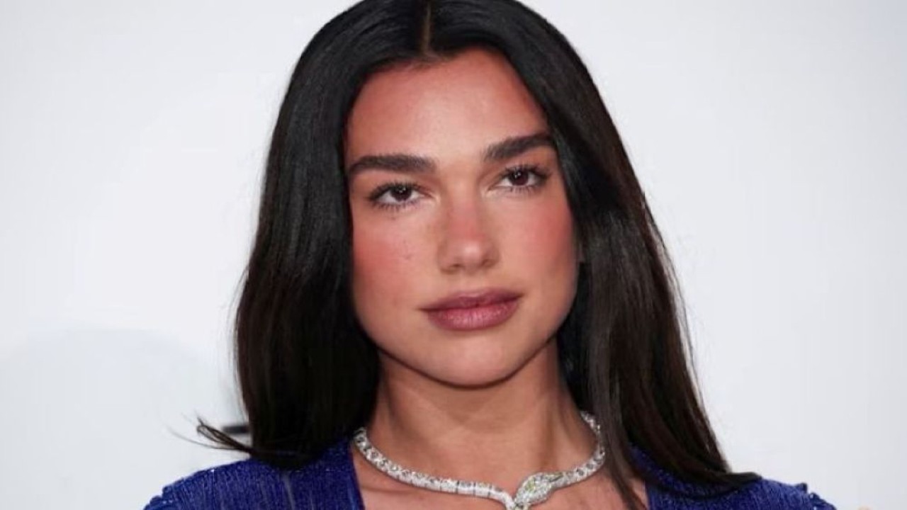 Dua Lipa tiba di Pesta Nonton Academy Awards yang diselenggarakan oleh Elton John AIDS Foundation, di West Hollywood, California, Amerika Serikat (AS), 15 Maret 2026. (Foto: Dok/Aude Guerrucci/Reuters)