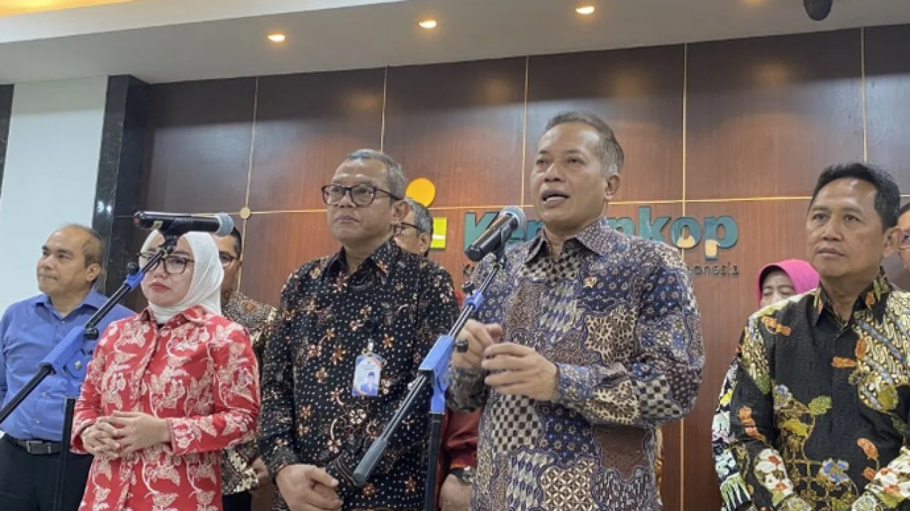 Menteri Koperasi Ferry Juliantono (kedua kanan) dan Ketua Badan Nasional Sertifikasi Profesi (BNSP) Syamsi Hari (ketiga kiri) memberikan keterangan pers di Kantor Kemenkop, Jakarta, Jumat (8/5/2026). ANTARA/Shofi Ayudiana (Antara)