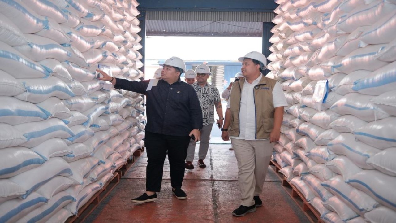 Anggota Komisi VI DPR RI, Kawendra Lukistian yang akrab disapa Mas Kawe, meninjau langsung gudang Perum Bulog di Kabupaten Lumajang, Jawa Timur. (Istimewa)