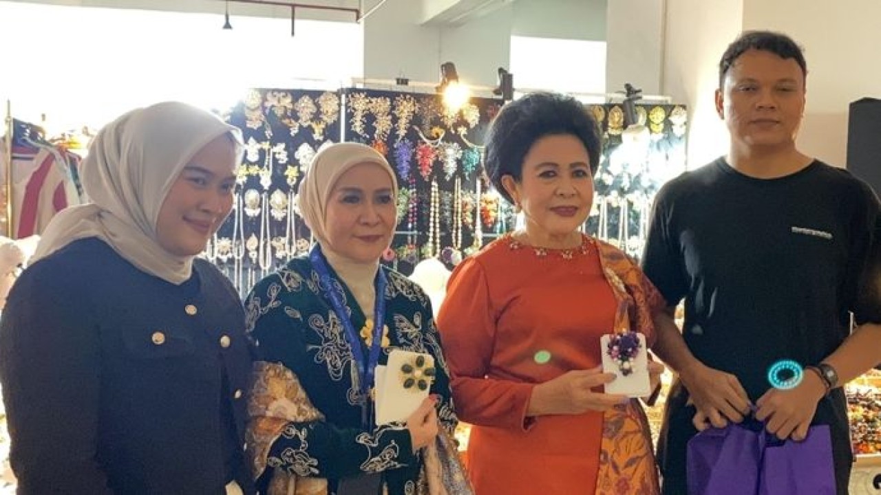 Founder Nusantara TV Lina Tampubolon (kedua kanan) borong UMKM di bazar Kartini Leader Fest (NTVNews)