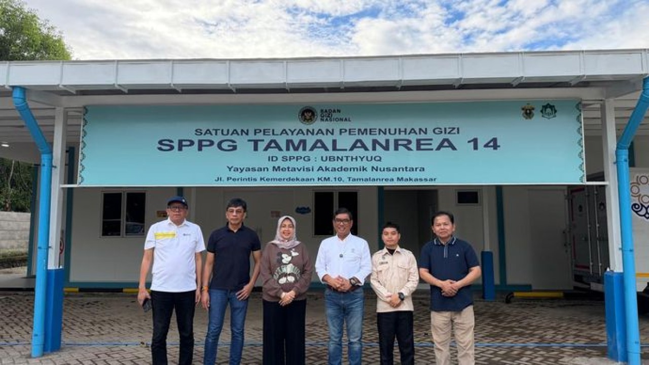 Ketua Umum DPP APPMBGI, Abdul Rivai Ras (tiga dari kanan) meninjau Dapur MBG Unhas, Minggu, 3 Mei 2026. (APPMBGI)