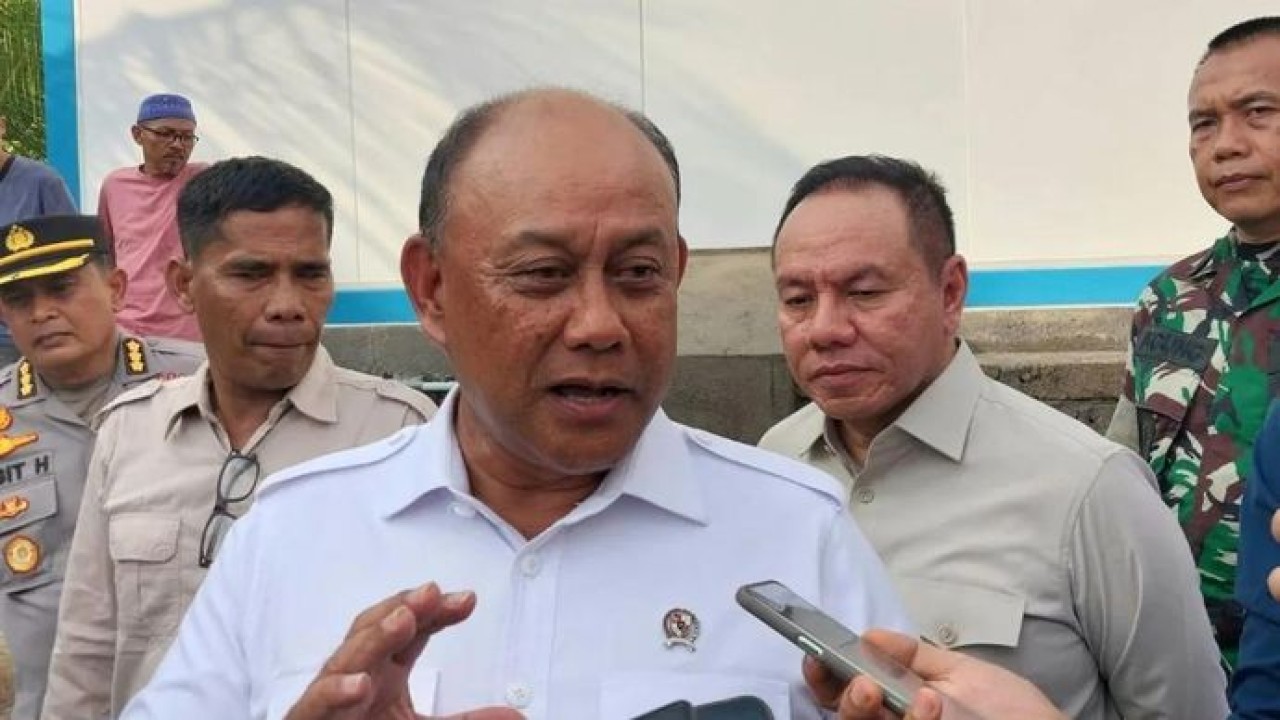 Kepala Badan Gizi Nasional (BGN) Dadan Hindayana dikonfirmasi wartawan usai meluncurkan Satuan Pelayanan Pemenuhan Gizi (SPPG) modular yang di bangun PT Krakatau Stell di Desa Genggelang, Kecamatan Gangga Kabupaten Lombok Utara, Nusa Tenggara Barat (NTB) Selasa 12 Mei 2026.ANTARA/Nur Imansyah. (Antara)