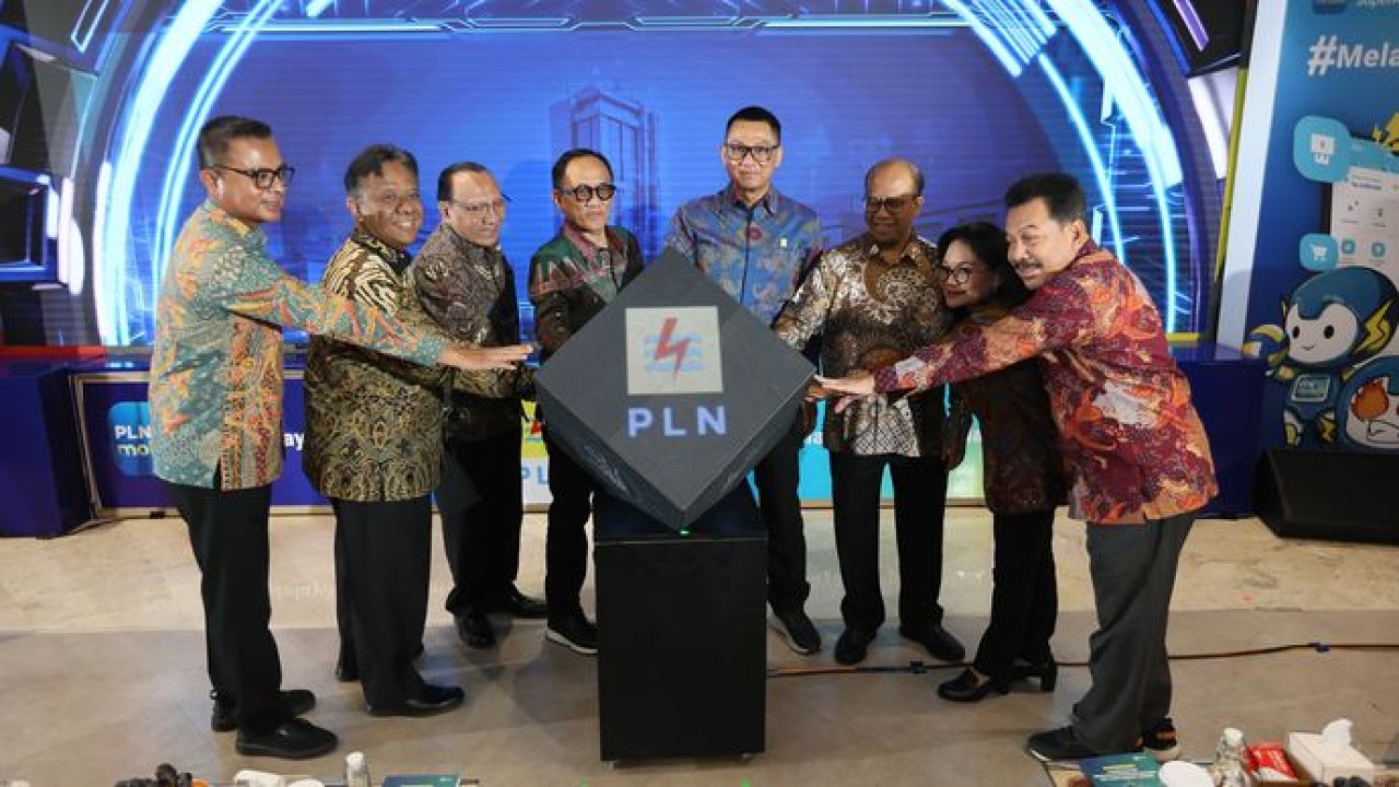 Peluncuran program Smart and Green Building yang dilakukan secara simbolis oleh Komisaris Independen PLN, Andi Arief (keempat dari kiri); Komisaris Independen PLN, Mutanto Juwono (ketiga dari kiri); Direktur Utama PLN, Darmawan Prasodjo (keempat dari kanan); Direktur Legal dan Manajemen Human Capital PLN, Yusuf Didi Setiarto (kedua dari kiri); Direktur Manajemen Proyek dan Energi Baru Terbarukan PLN, Suroso Isnandar (ketiga dari kanan); Executive Vice President Umum dan Aset Properti PLN, Khairullah (kiri); Direktur Pelayanan Teknologi Informasi PLN Icon Plus, Fintje Lumembang (kedua dari kanan); serta Direktur Utama Dana Pensiun PLN, Antonius Artono (kanan) di Kantor Pusat PLN, Jakarta pada Jumat (8/5). (Bakom)