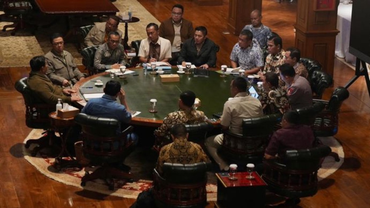 Presiden Prabowo Subianto mengadakan rapat terbatas bersama sejumlah pejabat Kabinet Merah Putih di kediamannya di Hambalang, Bogor, Jawa Barat, Sabtu, 32 Mei 2026 malam (Istimewa)