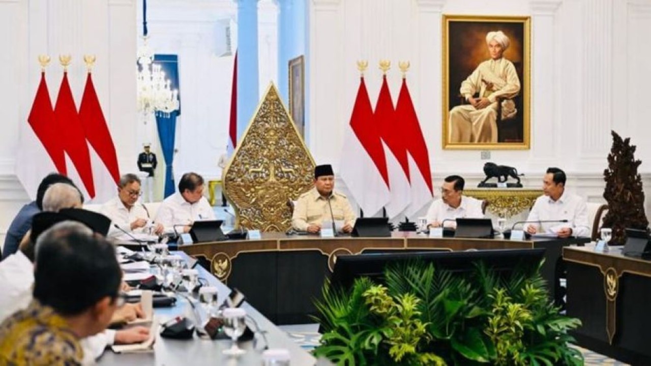 Presiden Prabowo Subianto menggelar rapat terbatas bersama sejumlah menteri Kabinet Merah Putih dan Komite Stabilitas Sistem Keuangan (KSSK) di Istana Merdeka, Jakarta, pada Selasa, 5 Mei 2026. (Foto: Sekretariat Presiden)