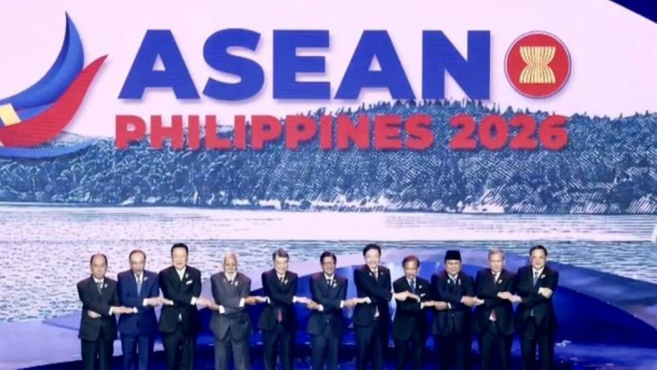 Presiden Prabowo Subianto (tiga kanan) berfoto bersama dengan pose khas "ASEAN handshake" saat upacara pembukaan KTT Ke-48 ASEAN dan Pertemuan Terkait di Mectan Expo, Cebu, Filipina, Jumat 8 Mei 2026. (Foto: ANTARA/HO-BPMI Sekretariat Presiden)
