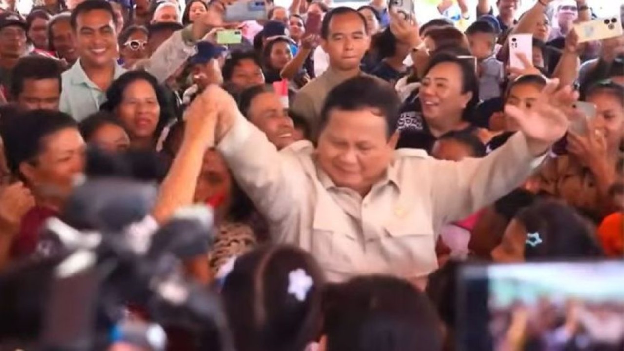 Momen hangat Presiden Prabowo Subianto berjoget bareng masyarakat di Pulau Miangas. (Foto: YouTube Sekretariat Presiden)