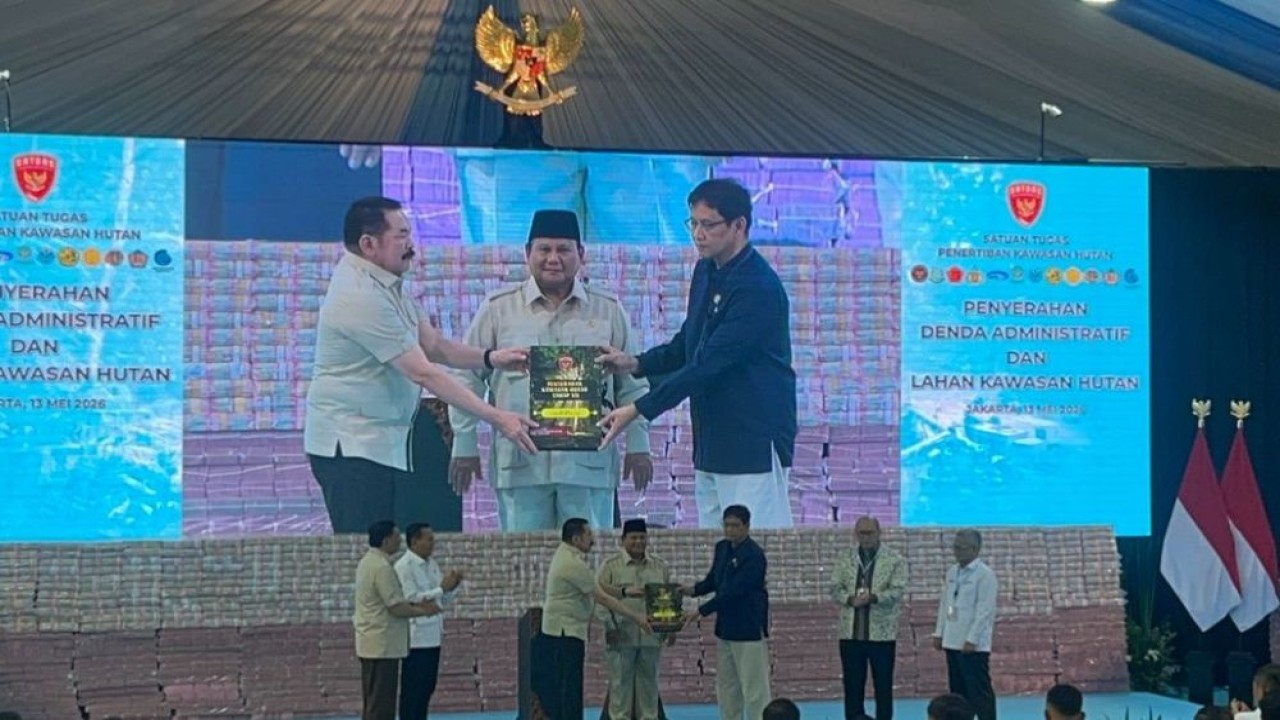 Presiden Prabowo Subianto menghadiri agenda Penyerahan Denda Administratif dan Penyelamatan Keuangan Negara serta Penguasaan Kembali Kawasan Hutan Tahap VII oleh Satgas PKH di Kejaksaan Agung RI, Jakarta, Rabu, 13 Mei 2026. (Foto: NTVnews)