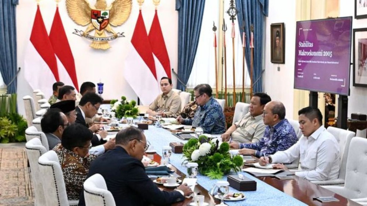 Momen Presiden Prabowo Subianto menerima masukan dari tokoh ekonomi nasional. (Foto: Setpres)