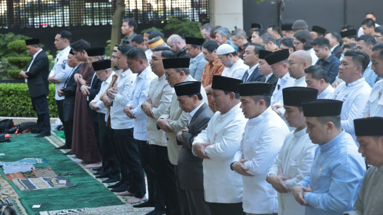 Presiden Prabowo Subianto melaksanakan salat Iduladha 1447 H bersama Diaspora Indonesia di Paris, Prancis, Rabu (27/5/2026) waktu setempat. (Foto: Dok/Istimewa/Bakom RI)