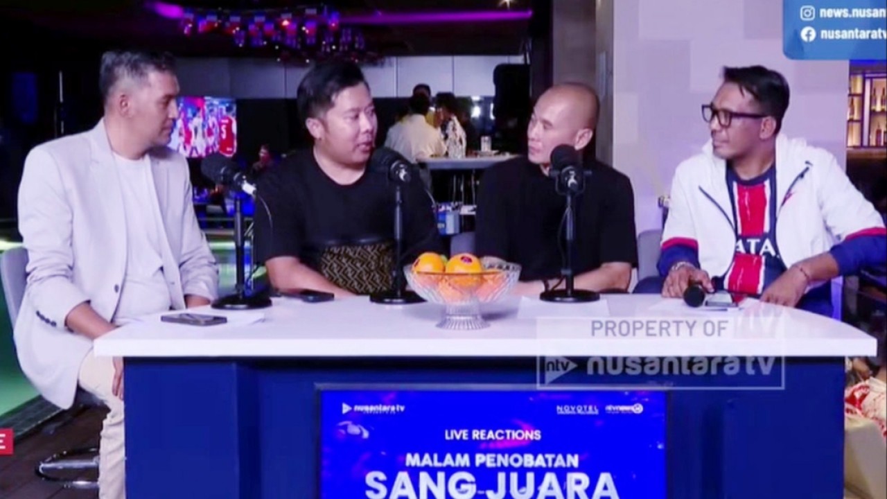 Dirut Nusantara TV, Randy Monthonaro Tampubolon bersama legend sepakbola Tanah Air. (Istimewa)