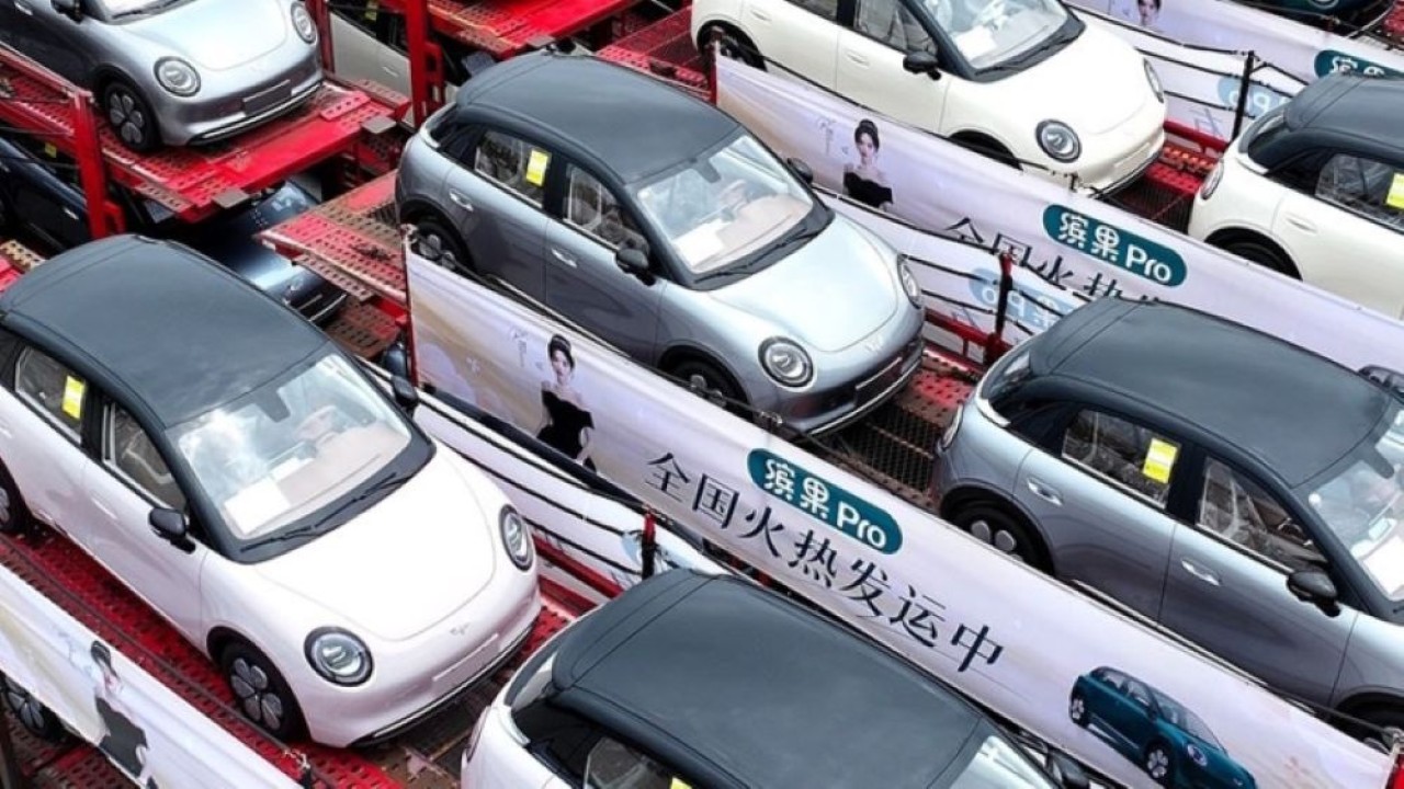 Wuling Binguo Pro baru keluar dari pabrik dan dimuat ke truk pengangkut. (Foto: SGMW via CarNewsChina)