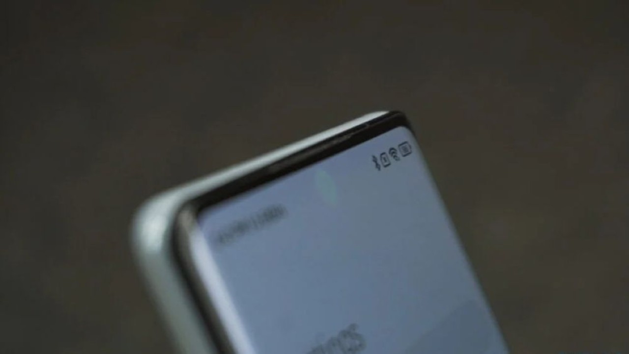 Kamera di bawah layar Xiaomi Mix 4 tampak samar-samar dari tampilan samping. (Foto: Istimewa via Gizmochina)