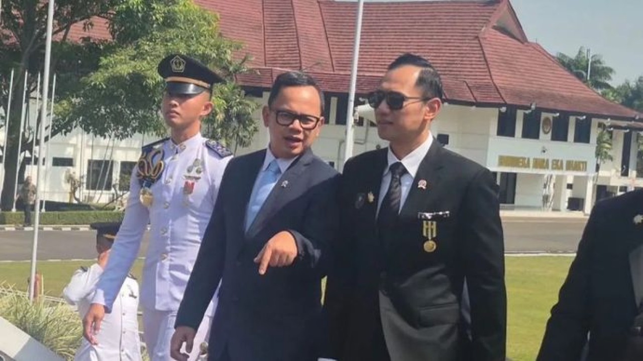 Menteri Koordinator Bidang Infrastruktur dan Pembangunan Kewilayahan (Menko IPK), Agus Harimurti Yudhoyono (AHY), didampingi oleh Wakil Menteri Dalam Negeri (Wamendagri), Bima Arya Sugiarto, saat berkunjung ke IPDN Jatinangor, Sumedang, Jawa Barat, pada Kamis, 18 Juni 2026. (Antara)