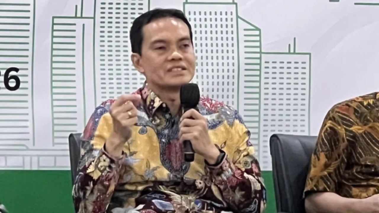 VP Commercial & Shipping Business Development Pertamina Patra Niaga Sigit Setiawan memberi paparan dalam Sarasehan Energi bertajuk “Transisi Energi dalam Memitigasi Konflik Global” yang digelar di Universitas IPB, Bogor, Jawa Barat, Rabu (10/6/2026). (ANTARA/Putu Indah Savitri) (Antara)