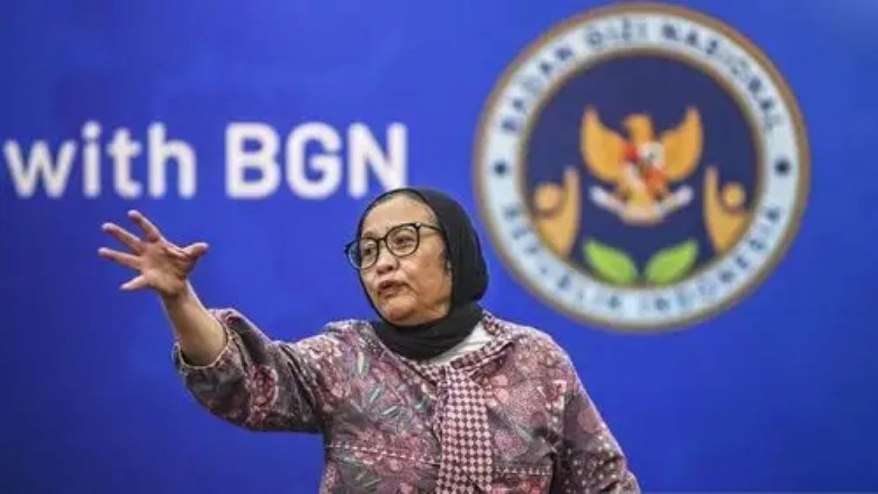 Wakil Kepala Badan Gizi Nasional (BGN) Nanik S. Deyang memberikan keterangan kepada wartawan di Kantor Badan Gizi Nasional (BGN) di Jakarta, Jumat (26/9/2025). (Foto: Antara/Galih Pradipta)