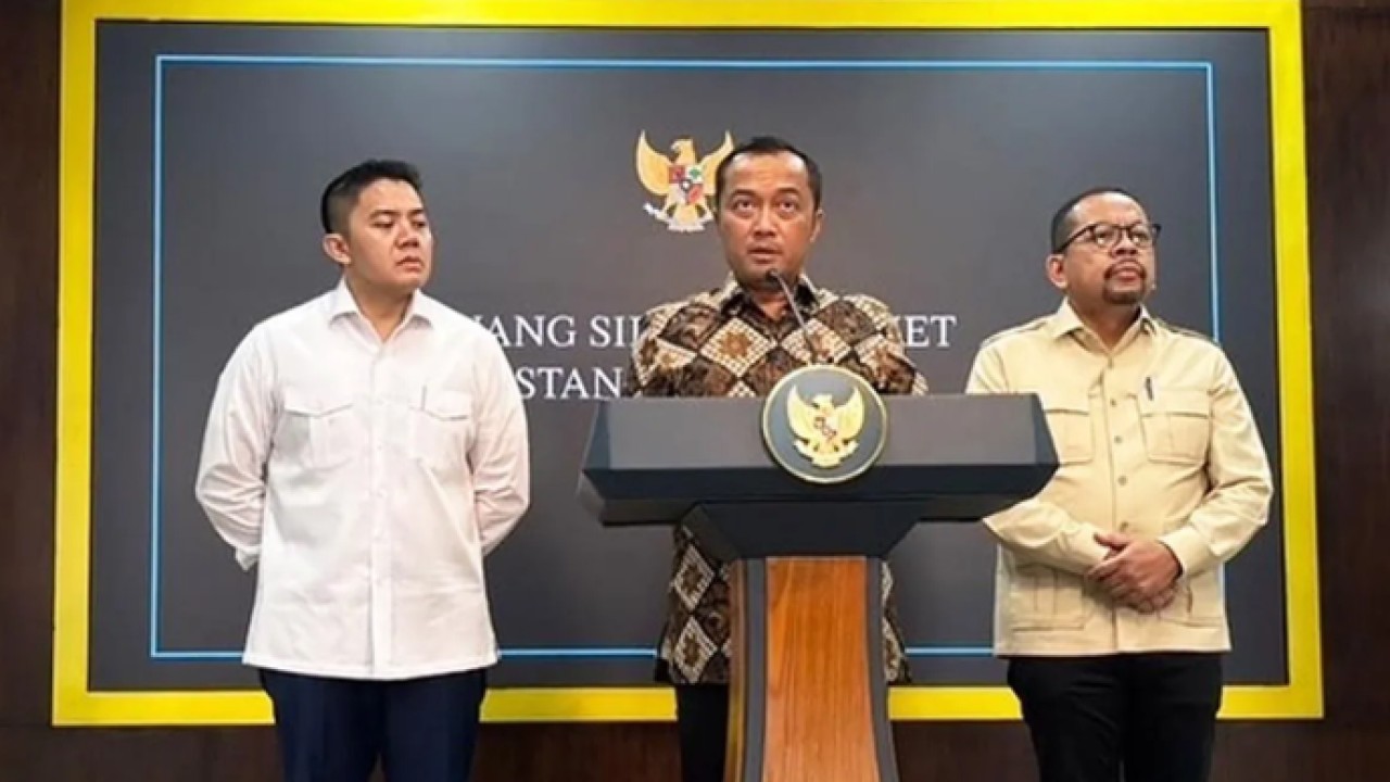 Menteri Sekretaris Negara Prasetyo Hadi (tengah) didampingi Kepala Badan Komunikasi Pemerintah Muhammad Qodari (kanan) dan Sekretaris Kabinet Teddy Indra Wijaya (kiri) memberikan keterangan pers di ruang sidang kabinet Istana Kepresidenan, Jakarta, Selasa (2/6/2026). ANTARA/Genta Tenri Mawangi/aa. (Antara)