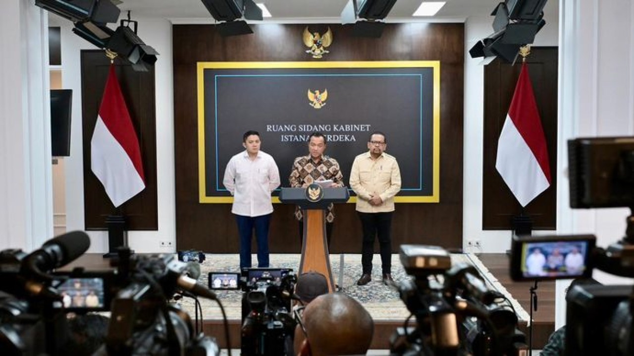 Mensesneg Prasetyo Hadi mengumumkan pencopotan Kepala BGN Dadan Hindayana. (Bakom)