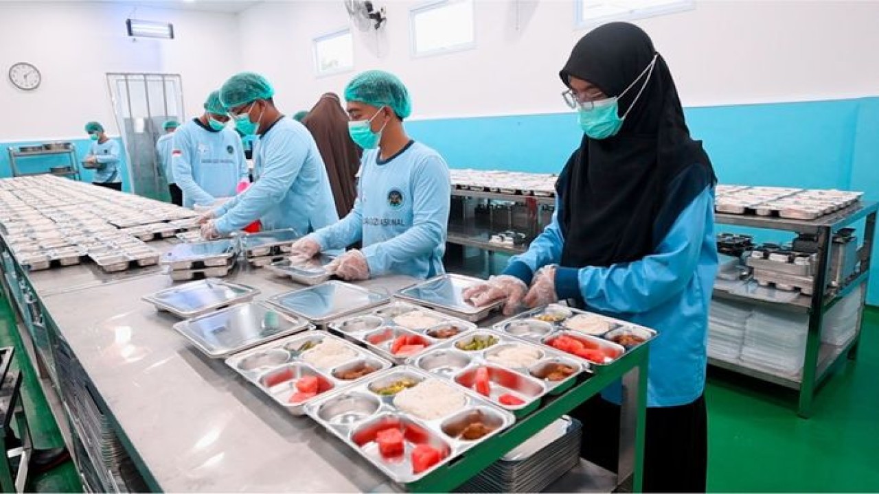 Pengawas dari Yayasan Bangun Gizi Nusantara, mengungkapkan bahwa mereka mempekerjakan sekitar 150 orang yang sebagian besar berasal dari penduduk setempat dalam melaksanakan program MBG