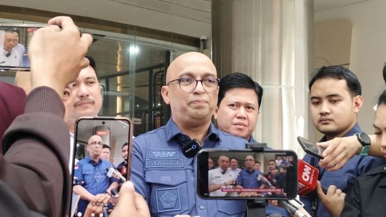 Direktur Penyidikan (Dirdik) Jaksa Agung Muda Bidang Tindak Pidana Khusus (Jampidsus) Kejagung Syarief Sulaeman Nahdi (tengah) memberikan keterangan pers di Gedung Jampidsus Kejagung, Jakarta, Kamis, 4 Juni 2026. (Antara)