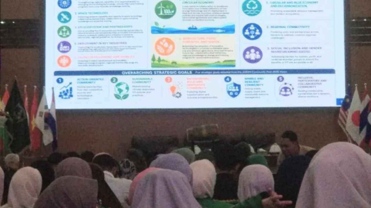 Kepala BRIN Arif Satria menjadi pembicara kunci pada kegiatan Konferensi Internasional SDGs dalam rangkaian Milad ke-72 UMI di Aula Al Jibta Universitas Muslim Indonesia, Makassar, Senin,(8/6/2026).ANTARA/Abd Kadir. (Antara)