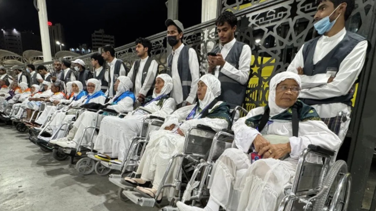 Jamaah calon haji Indonesia menggunakan jasa pendorong kursi roda resmi di Terminal Syib Amir, Makkah, Rabu (20/05/2026). ANTARA/Citro Atmoko (Antara)