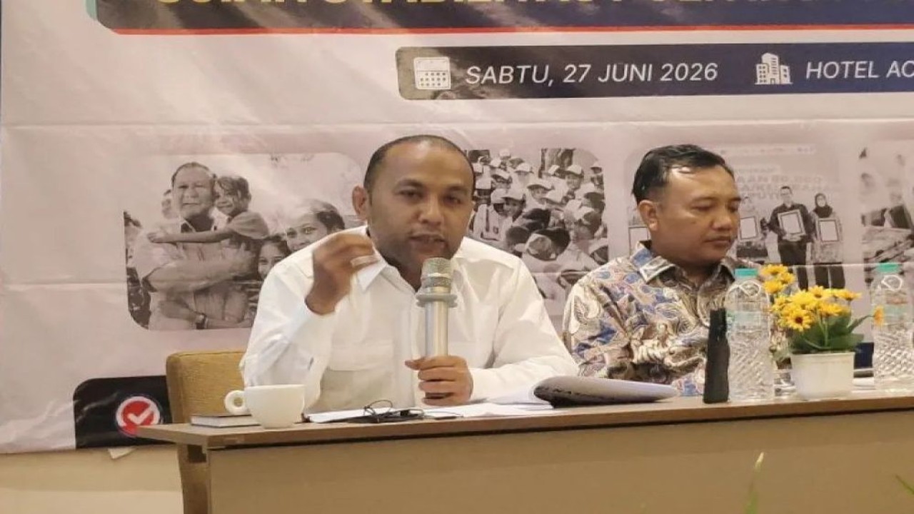Tenaga Ahli Utama Badan Komunikasi (Bakom) Pemerintah RI Hariqo Wibawa Satria (kiri) berbicara dalam acara Survei Nasional Puspoll Indonesia Menuju Dua Tahun Pemerintahan Prabowo-Gibran "Ujian Stabilitas Politik di Tengah Tekanan Ekonomi" di kawasan Jakarta Pusat, Sabtu (27/6/2026). (Foto: ANTARA/Nadia Putri Rahmani)