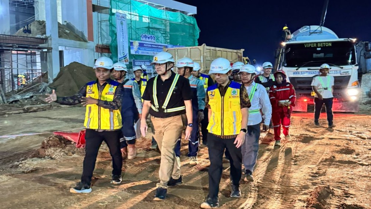 Staf Khusus Menteri Koordinator Bidang Infrastruktur dan Pembangunan Kewilayahan, Herzaky Mahendra Putra meninjau langsung usulan pembangunan ruas jalan yang menghubungkan Desa Serindang dan Bukit Segoler, Kabupaten Sambas, Kalimantan Barat, melalui program Instruksi Presiden Jalan Daerah (IJD). (Foto: Dok/Istimewa/Kemenko Infrastruktur)