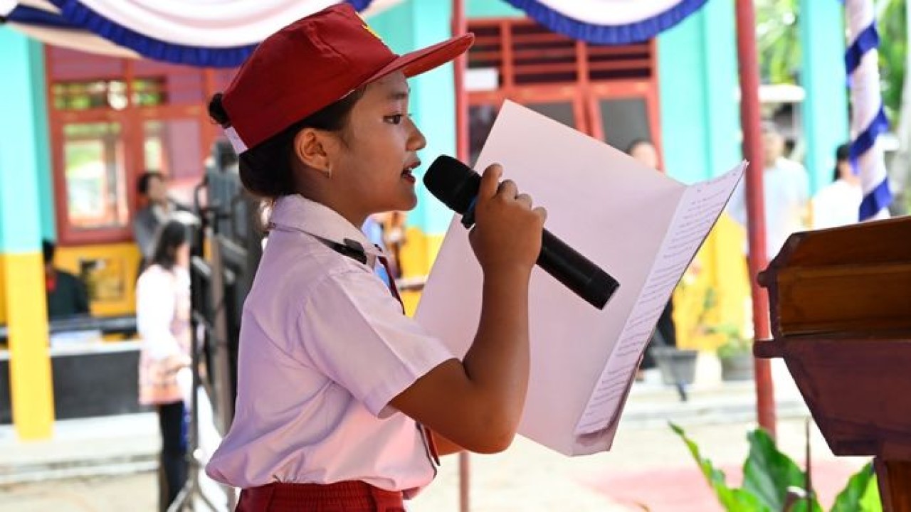 Seorang anak perempuan berusia sembilan tahun bernama Nasya Losefa Zega, siswi kelas III, mengungkapkan rasa bahagianya atas kehadiran fasilitas pendidikan lengkap dan program Makan Bergizi Gratis (MBG) dari pemerintah bagi siswa yang tinggal di pulau terluar (Istimewa)