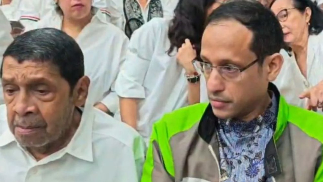 Menteri Pendidikan, Kebudayaan, Riset, dan Teknologi periode 2019-2024 Nadiem Anwar Makarim (kanan) menunggu sidang pleidoi dimulai, di Pengadilan Tipikor pada PN Jakpus, Selasa (2/6/2026). (Foto: ANTARA/Agatha Olivia Victoria)