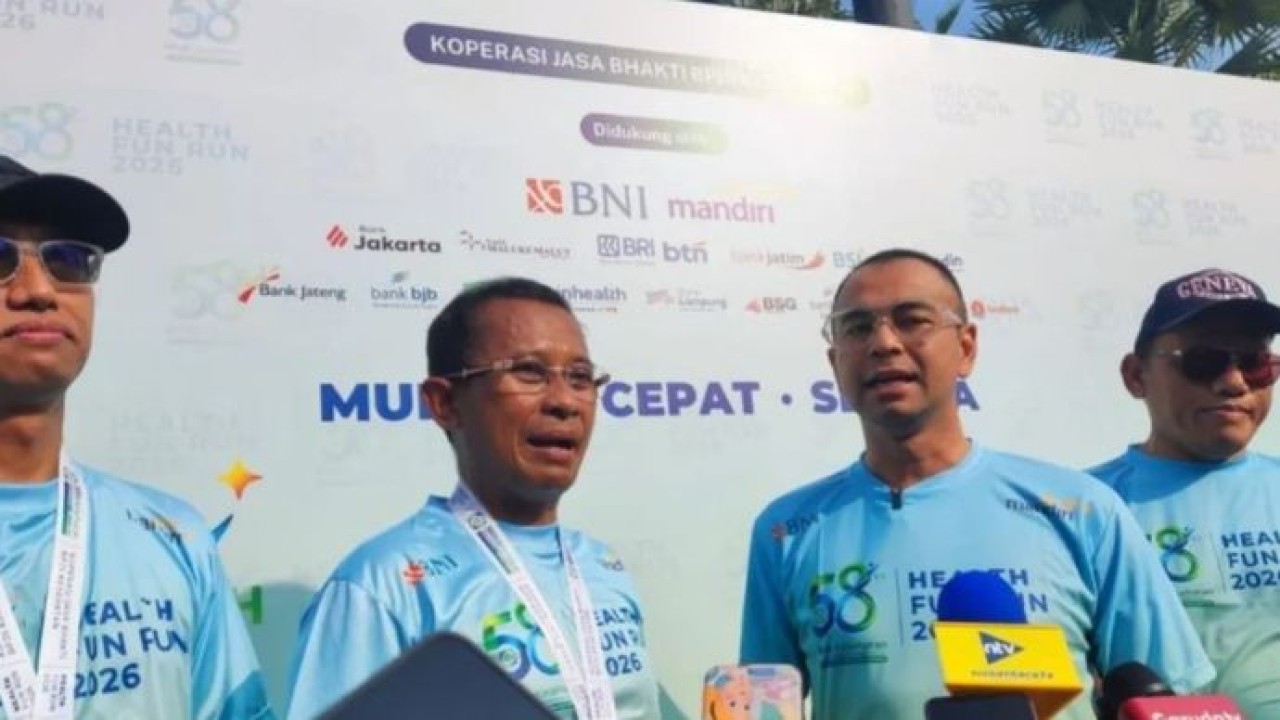 Direktur Utama BPJS Kesehatan Prihati Pujowaskito (kedua kiri) dan Utusan Khusus Presiden Bidang Pembinaan Generasi Muda dan Pekerja Seni Raffi Ahmad (kedua kanan) dalam kegiatan Health Fun Run di kawasan Gelora Bung Karno (GBK), Minggu, 28 Juni 2026. (Antara)