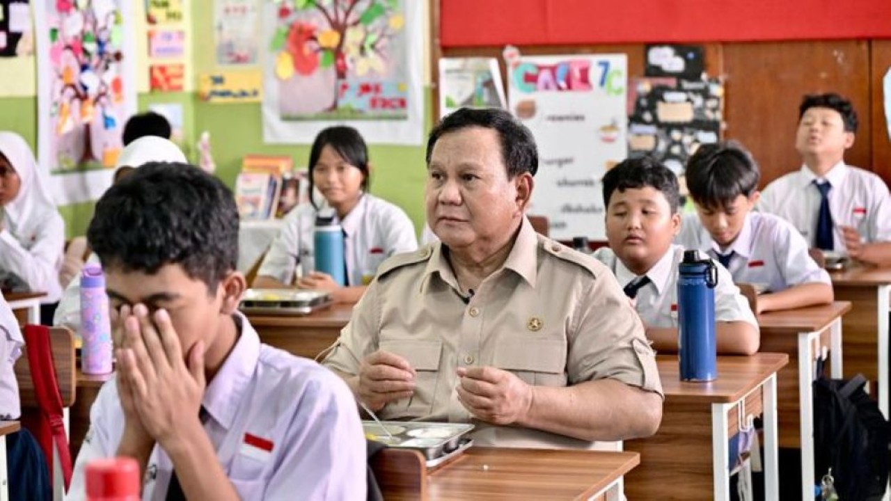 Presiden Prabowo Subianto meninjau pelaksanaan program MBG di SMPN 111 Jakarta. (Foto: Sekretariat Presiden)