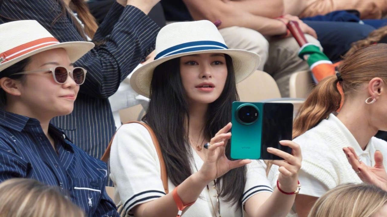 Beredar di media sosial aktris ternama China Zhu Zhu terlihat menggenggam sebuah perangkat yang diyakini sebagai Vivo X Fold 6. (Foto: Istimewa via Gizmochina)