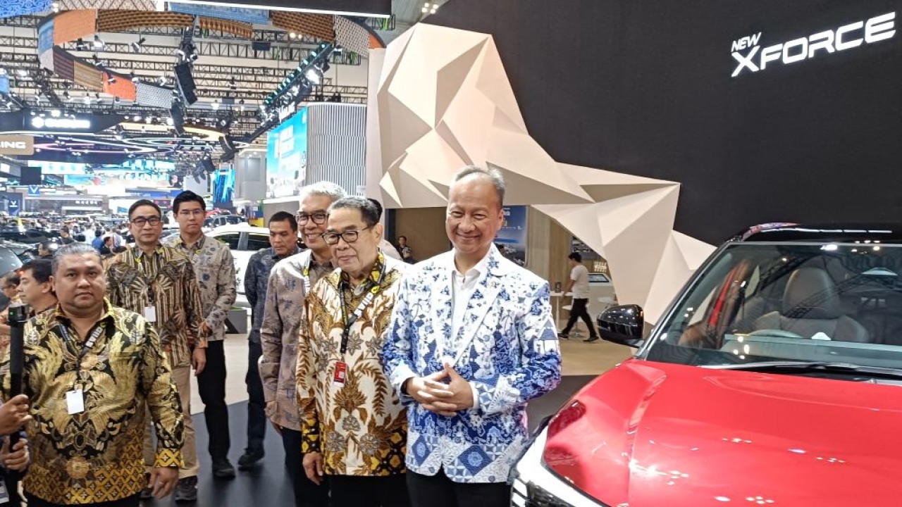 Menteri Perindustrian (Menprin) Agus Gumiwang Kartasasmita resmi membuka pameran otomotif Gaikindo Indonesia International Auto Show (GIIAS) 2026 di ICE BSD City, Kabupaten Tangerang, Banten, Kamis (30/7/2026). (Foto: Adiantoro/NTV)
