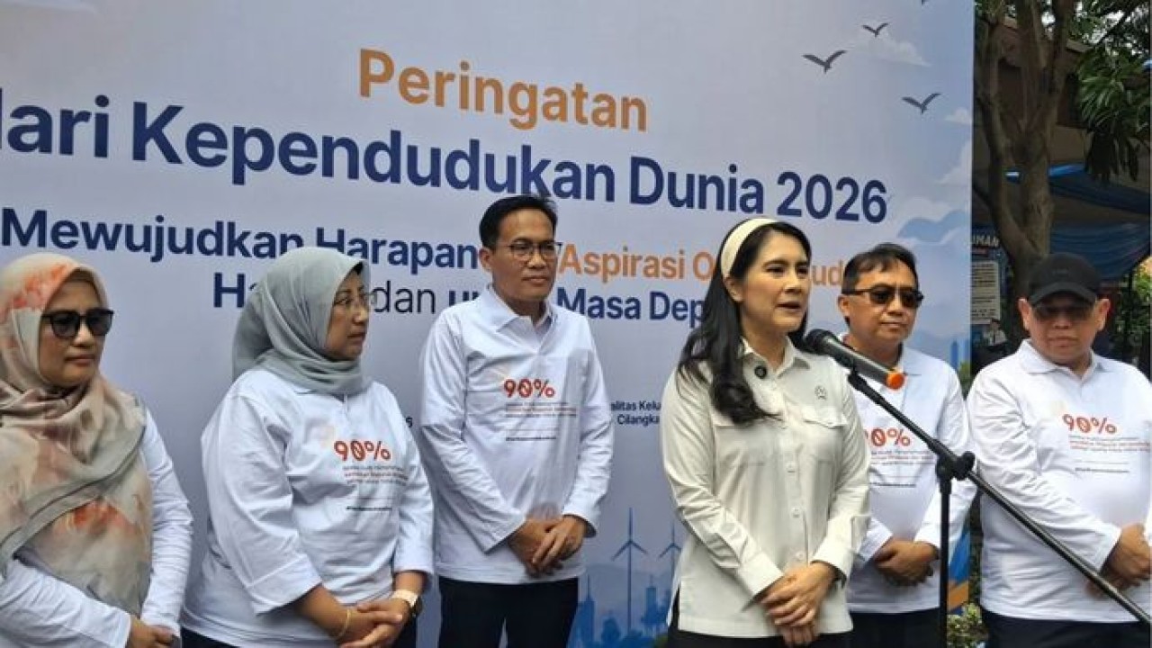 Wamendukbangga/Wakil Kepala BKKBN Ratu Ayu Isyana Bagoes Oka (depan) dalam peringatan Hari Kependudukan Sedunia bersama UNFPA di RPTRA Garuda, Jakarta Timur, pada Kamis (30/7/2026). (Antara)