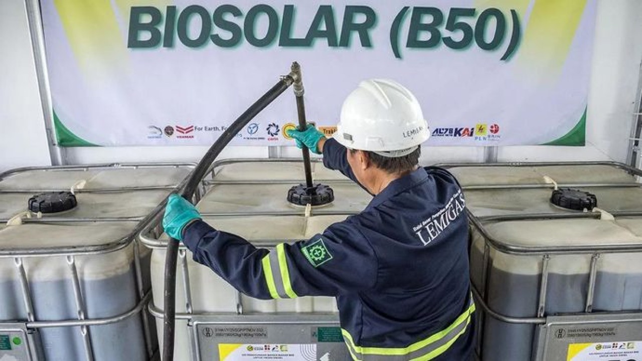 Arsip foto - Petugas mengalirkan bahan bakar biodiesel 50 persen (B50) ke dalam drum penyimpanan di Stasiun Blending dan Pengisian Bahan Bakar Uji Jalan B50, Lembang, Kabupaten Bandung Barat, Jawa Barat, Minggu, 7 Juni 2026. Pemerintah menargetkan kebijakan penggunaan bahan bakar biodiesel 50 persen atau B50 di seluruh Indonesia akan dimulai pada 1 Juli mendatang setelah serangkaian pengujian penggunaan B50 di berbagai sektor seperti sektor otomotif, angkutan laut, mesin dan alat pertanian, mesin dan alat berat tambang, kereta api serta pembangkit menunjukkan hasil yang positif. (Antara)