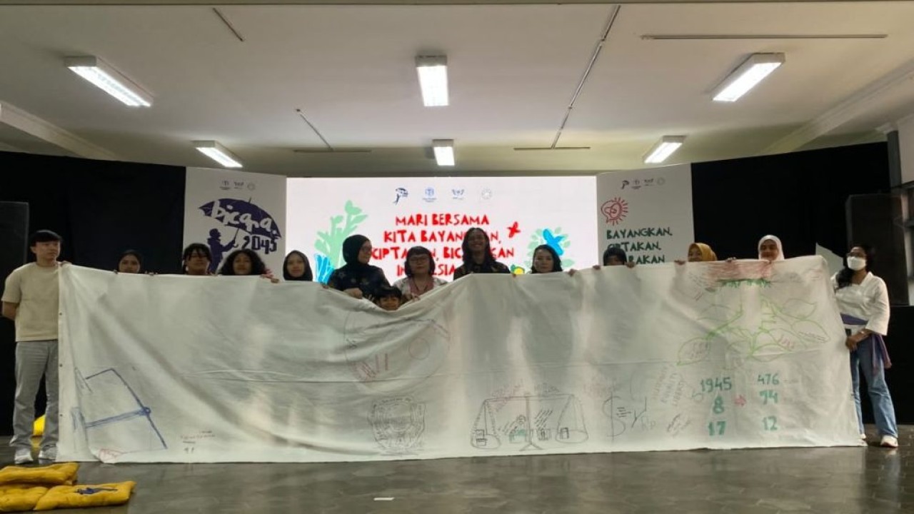 Peserta membentangkan kain putih berisi tulisan kritik, aspirasi, dan harapan untuk Indonesia 2045 seusai Workshop Decolonialism dalam rangkaian acara Bicara 2045 di Museum Kebangkitan Nasional (STOVIA), Jakarta, Sabtu (11/7/2026). (Foto: Istimewa)