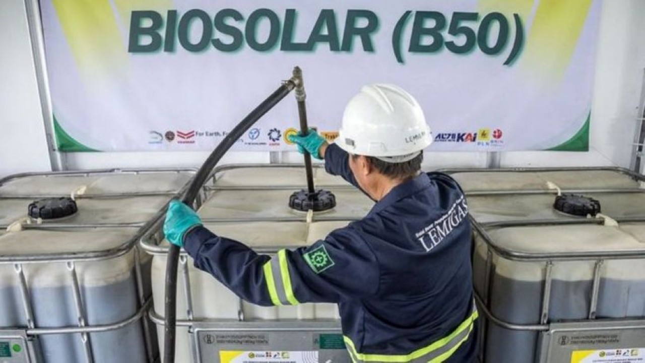 Petugas mengalirkan bahan bakar biodiesel 50 persen (B50) ke dalam drum penyimpanan di Stasiun Blending dan Pengisian Bahan Bakar Uji Jalan B50, Lembang, Kabupaten Bandung Barat, Jawa Barat, Minggu, 7 Juni 2026. (Foto: Antara)