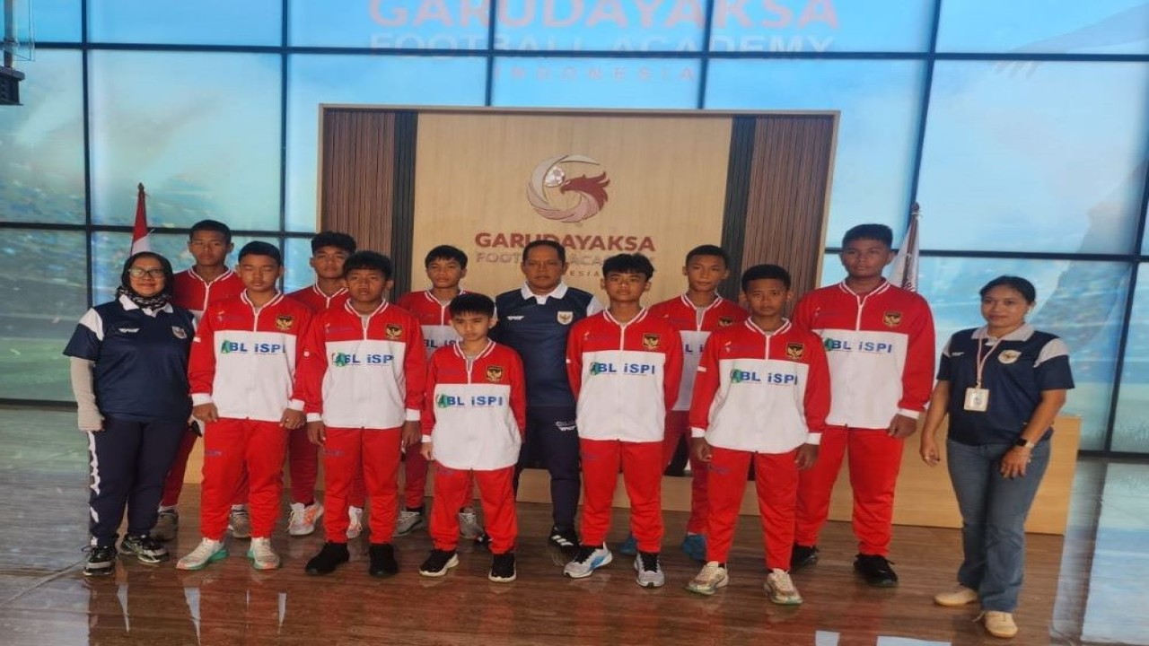 Ketua Umum BLiSPI Subagja bersama ofisial dan para pemain Tim Pelajar Indonesia U-12/ist