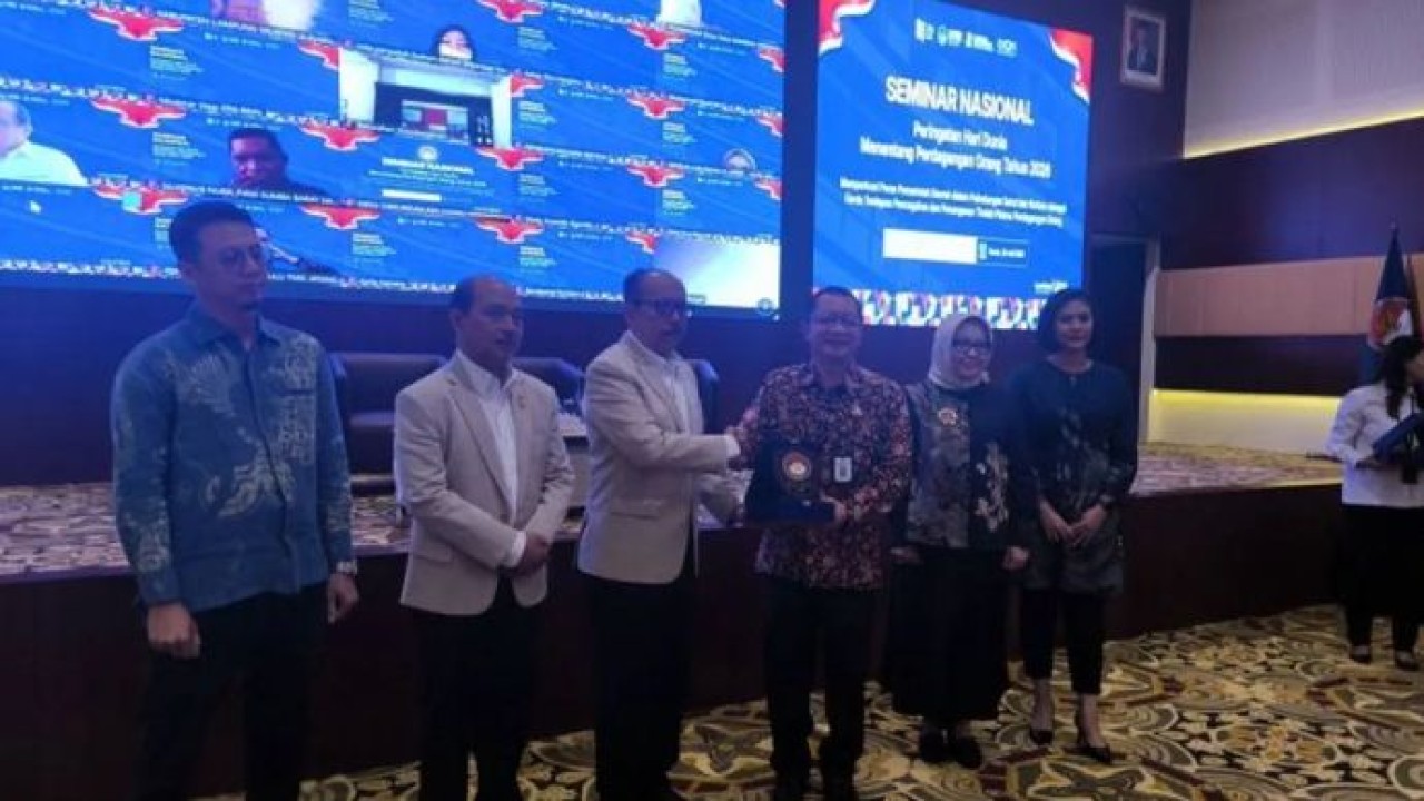 Sekretaris Jenderal Kemendes PDT Taufik Madjid menerima plakat dari Ketua LPSK Achmadi dalam agenda Seminar Nasional Peringatan Hari Menentang Perdagangan Orang Tahun 2026 di LPSK Jakarta, Kamis (30/7/2026). (Antara)