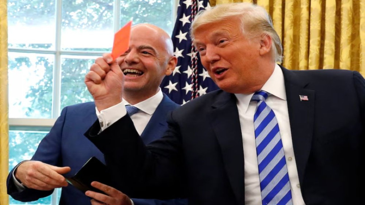 Presiden Amerika Serikat (AS) Donald Trump mengangkat kartu merah saat bertemu dengan Presiden FIFA Gianni Infantino di Ruang Oval Gedung Putih di Washington, AS, 28 Agustus 2018. (Foto: Dok/Leah Millis/Reuters)