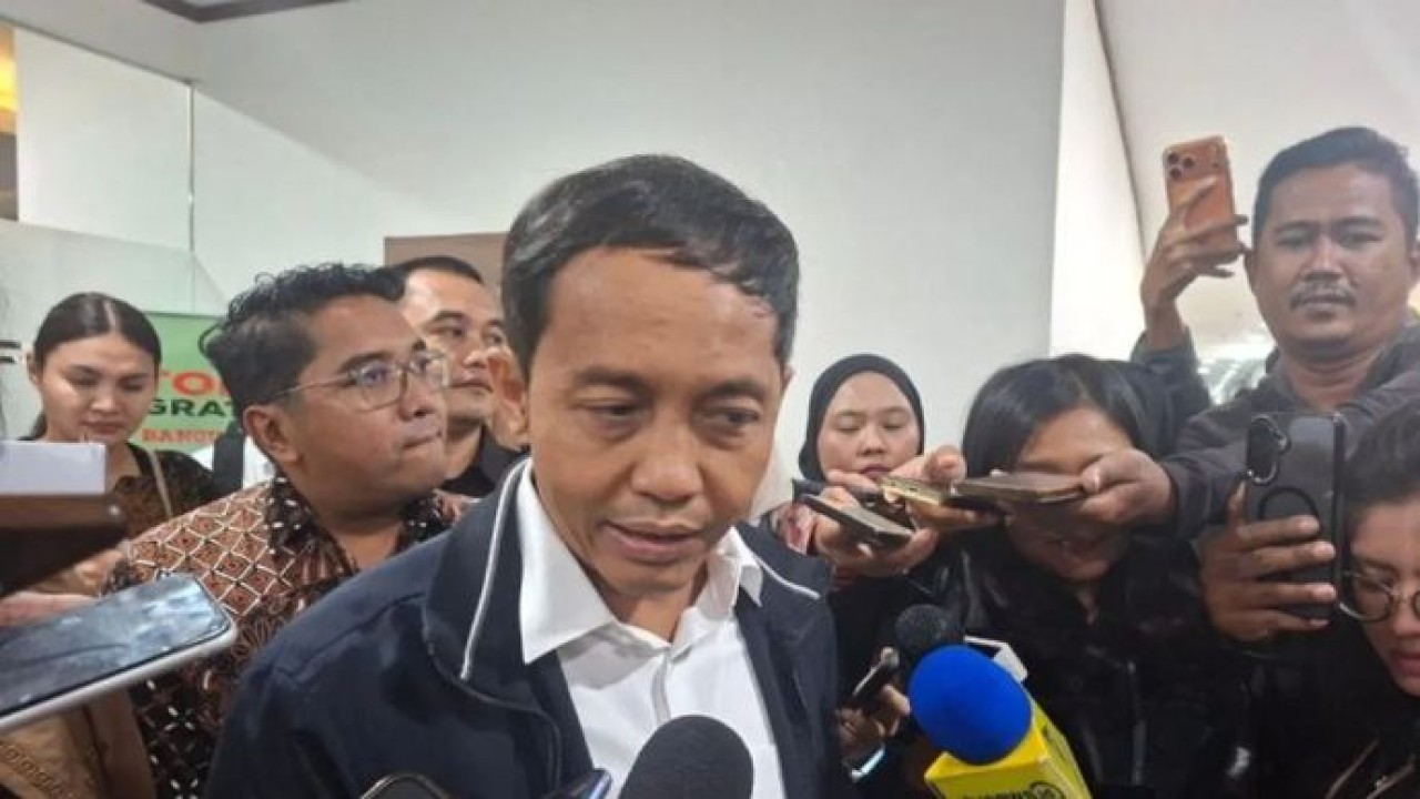 Menteri Kehutanan (Menhut) Raja Juli Antoni menjawab pertanyaan dari awak media di Jakarta, Kamis, 2 Juli 2026. (Antara)