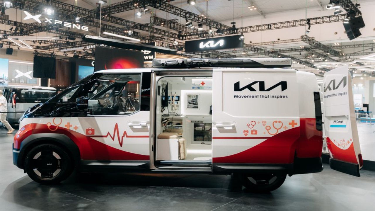 Kia Sales Indonesia bersama Hyundai Motor Group, Sinarmas Land, dan Eka Hospital memperkenalkan Kia PV5 Proof of Concept yang dikembangkan sebagai Medical Purpose Vehicle (MPV) dalam ajang GIIAS 2026. (Foto: Dok/Istimewa/KSI)