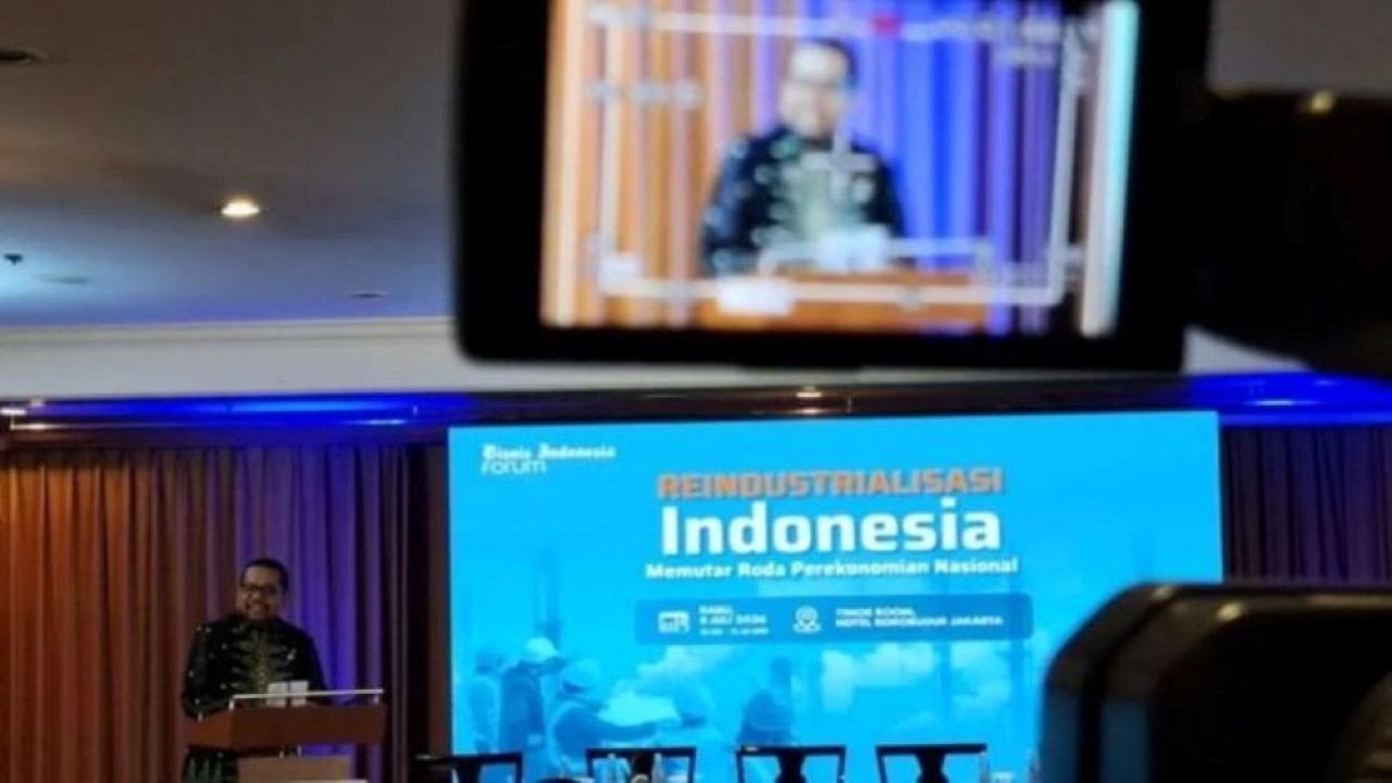 Kepala Badan Komunikasi Pemerintah Republik Indonesia (Bakom RI) Muhammad Qodari memberikan pidato pembuka dalam acara Bisnis Indonesia Forum yang diselenggarakan di Hotel Borobudur, Jakarta, Rabu, 8 Juli 2026. (Foto: Antara)