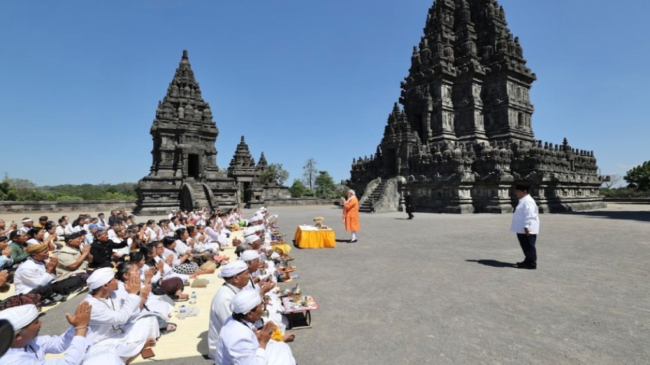 Sikap toleransi Presiden Prabowo Subianto terhadap keberagaman agama menjadi sorotan publik saat mendampingi Perdana Menteri (PM) India Narendra Modi mengunjungi sekaligus beribadah di salah satu candi di Kompleks Candi Prambanan di Daerah Istimewa Yogyakarta (DIY), Rabu, 8 Juli 2026. (Foto: Dok/Istimewa/Bakom RI)