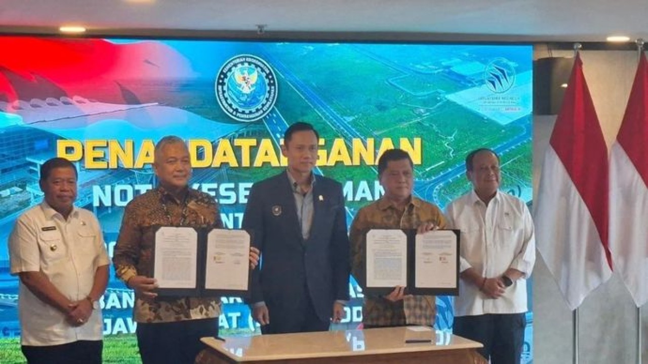 Menteri Koordinator Bidang Infrastruktur dan Pembangunan Kewilayahan (Menko IPK) Agus Harimurti Yudhoyono (AHY) menyaksikan penandatanganan nota kesepahaman antara PT Dirgantara Indonesia (Persero) dan PT Bandarudara Internasional Jawa Barat (Perseroda) di Jakarta, Rabu, 15 Juli 2026. (Antara)