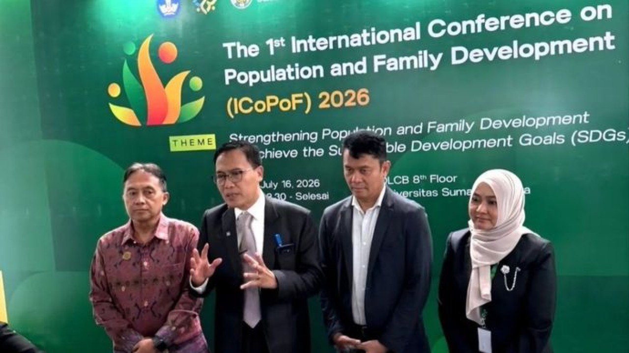 Sekretaris Kemendukbangga/Sekretaris Utama BKKBN Budi Setiyono (dua dari kiri), Rektor Universitas Sumatera Utara Muryanto Amin (dua dari kanan) dalam pembukaan International Conference on Population and Family Development (ICoPoF) 2026 yang digelar di Kampus USU, Medan, Kamis, 16 Juli 2026. (Antara)